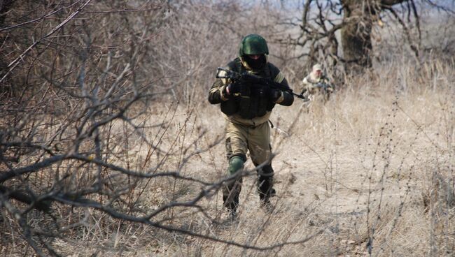 Бойцы батальона Призрак на линии разграничения в Луганской области. Архивное фото