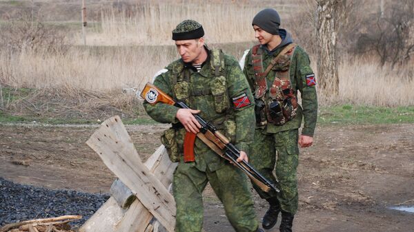 Бойцы батальона Призрак на линии разграничения в разрушенном поселке Желобок в Луганской области