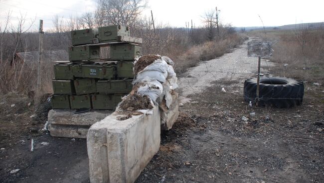 На линии разграничения в разрушенном поселке Желобок в Луганской области. Архивное фото