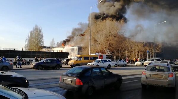 Кадры пожара на крыше бывшего ресторана в Самаре Кадры пожара на крыше бывшего ресторана в Самаре