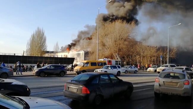 Кадры пожара на крыше бывшего ресторана в Самаре