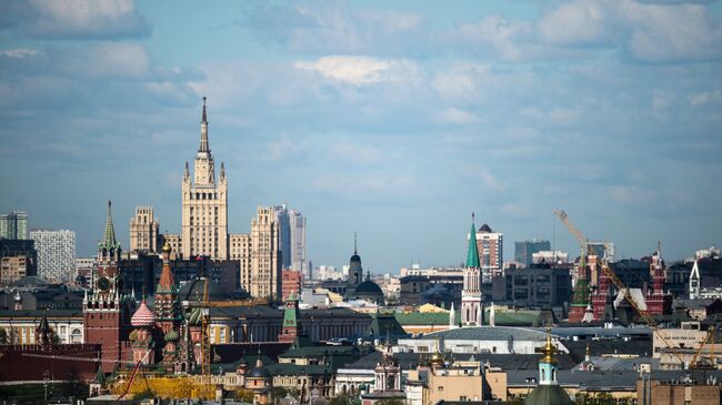 Московский Кремль и жилой дом на Кудринской площади в Москве. Архивное фото