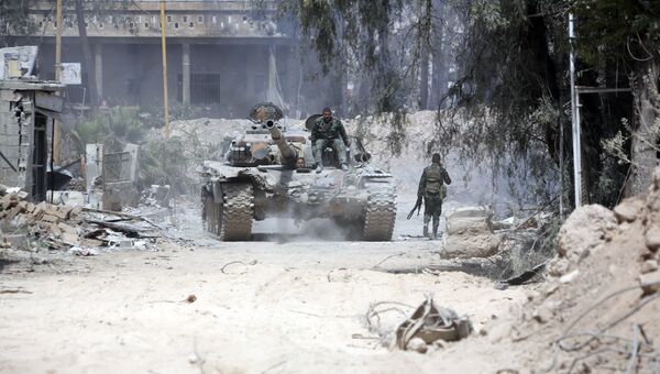 Солдаты Сирийской армии на восточной окраине Думы