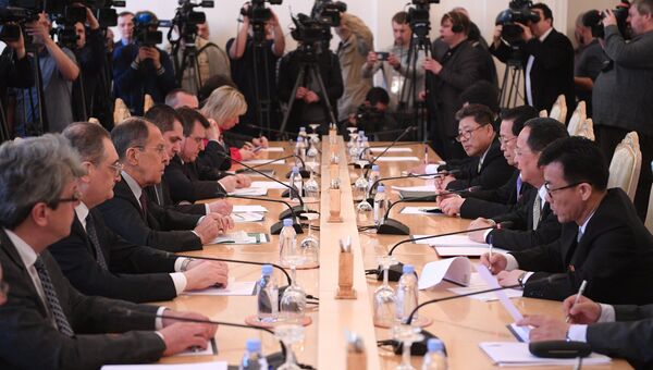 Министр иностранных дел РФ Сергей Лавров во время встречи в Москве с министром иностранных дел КНДР Ли Ён Хо. 10 апреля 2018
