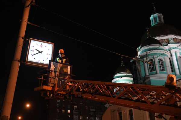 Рабочий во время ремонта и обслуживания московских уличных часов Рабочий во время ремонта и обслуживания московских уличных часов