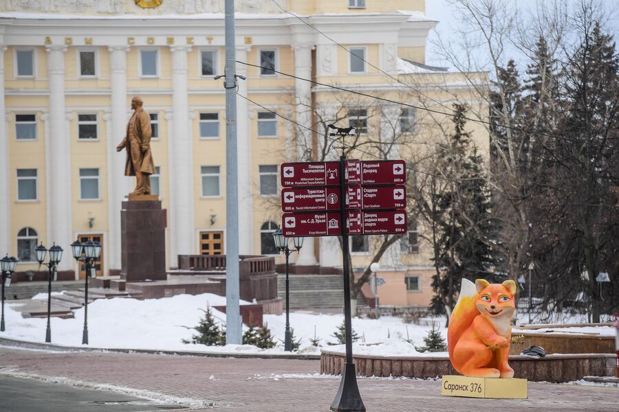 Указатели в Ленинском сквере в Саранске