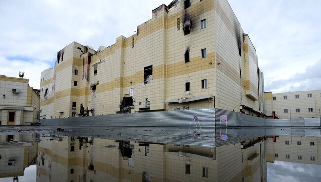 Здание торгово-развлекательного центра Зимняя вишня после пожара в Кемерово