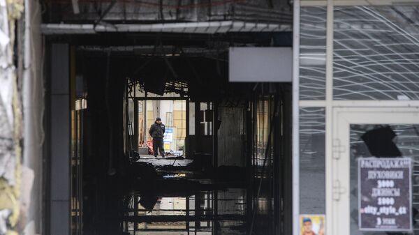 Вход в здание торгово-развлекательного центра Зимняя вишня после пожара в Кемерово