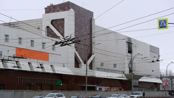 Здание торгово-развлекательного центра Зимняя вишня после пожара в Кемерово