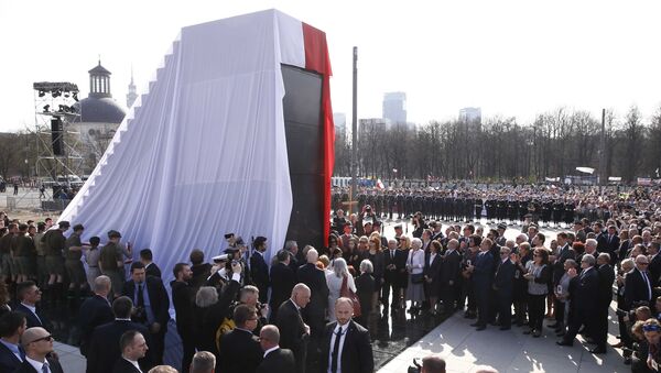 Памятник жертвам авиакатастрофы под Смоленском в Варшаве. 10 апреля 2018 года
