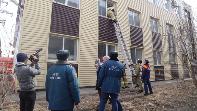 Сотрудники МЧС на месте, где произошло обрушение перекрытий в магазине Магнит в Кургане. 10 апреля 2018