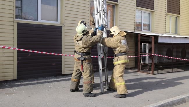 Сотрудники МЧС на месте, где произошло обрушение перекрытий в магазине Магнит в Кургане. 10 апреля 2018