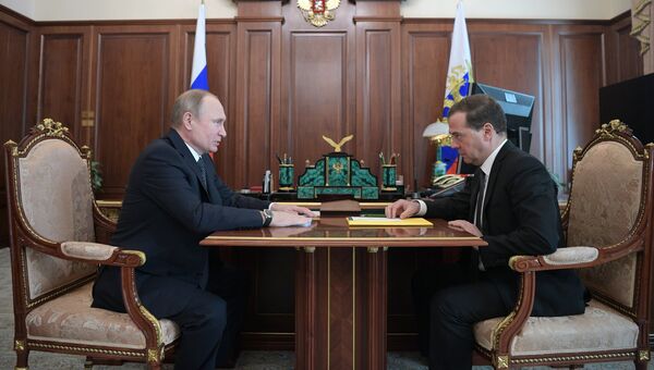 Президент РФ Владимир Путин и председатель правительства РФ Дмитрий Медведев во время встречи. 10 апреля 2018