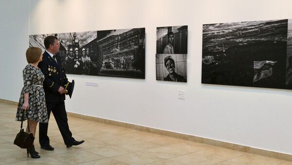 Посетители на открытии фотовыставки Люди угля в Республиканском музейно-культурном центре в Абакане