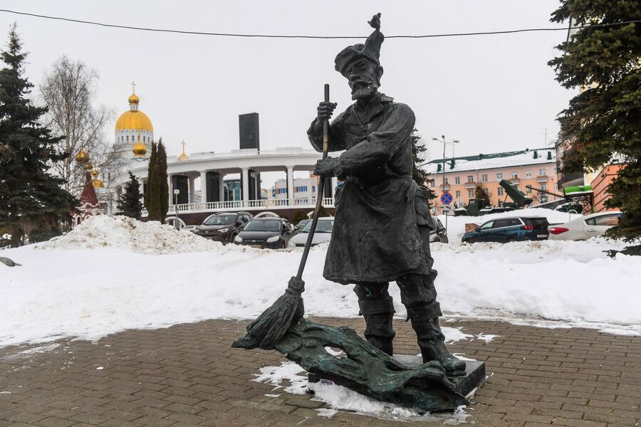 Памятник дворнику в парке имени А.С. Пушкина в Саранске