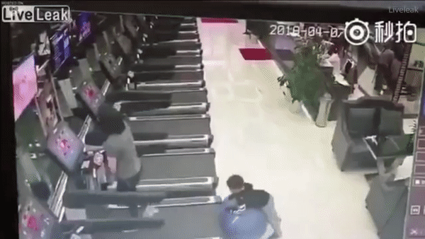 В Китае ребенка затянуло под беговую дорожку тренажера
