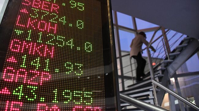 Российский рынок акций в понедельник упал на 2,01%