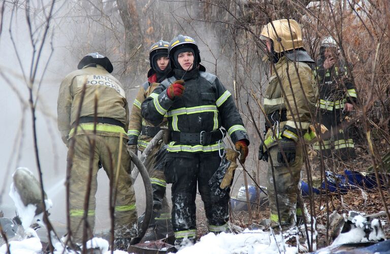 Сотрудники МЧС на месте крушения вертолета МИ-8 в городе Хабаровске. 11 апреля 2018 Сотрудники МЧС на месте крушения вертолета МИ-8 в городе Хабаровске. 11 апреля 2018