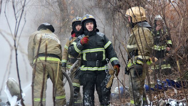 Сотрудники МЧС на месте крушения вертолета МИ-8 в городе Хабаровске. 11 апреля 2018