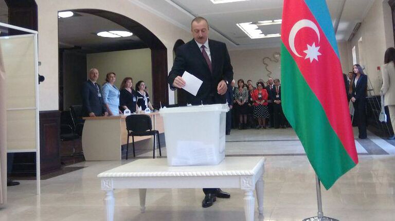 Президент Азербайджана Ильхам Гейдар оглы Алиев во время голосования. 1 апреля 2018 Президент Азербайджана Ильхам Гейдар оглы Алиев во время голосования. 1 апреля 2018