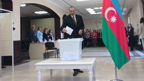 Президент Азербайджана Ильхам Гейдар оглы Алиев во время голосования. 11 апреля 2018