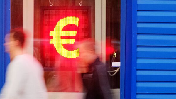Знак евро на табло курса обмена валют. Архивное фото