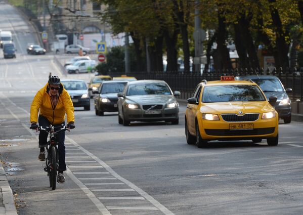 Велосипедист едет по велодорожке в Москве