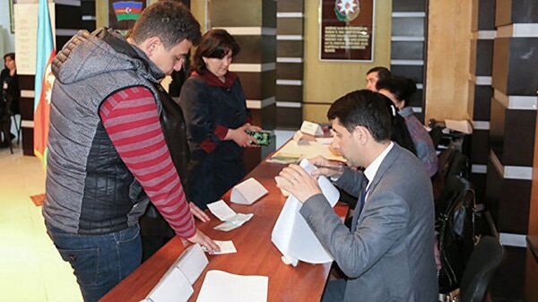 Во время голосования на выборах президента в Азербайджане. 11 апреля 2018