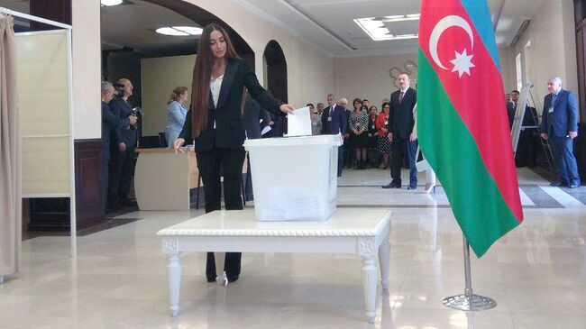 Женщина голосует на выборах президента в Азербайджане. 11 апреля 2018