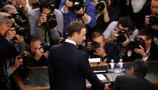 Глава Facebook Марк Цукерберг на отрытых слушаниях в конгрессе США. 10 апреля 2018