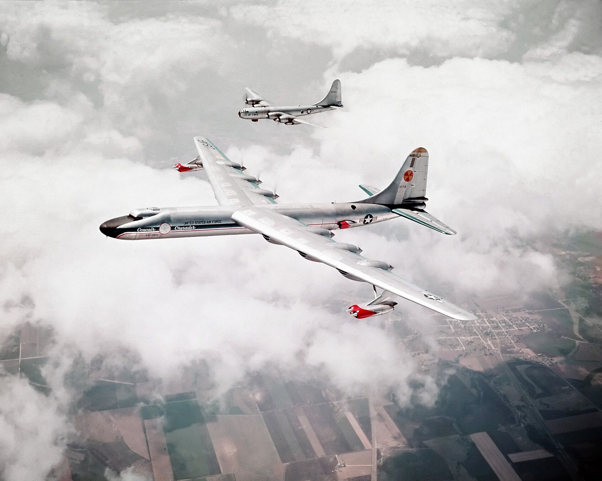 Самолет Convair NB-36H (на переднем плане) - РИА Новости, 1920, 18.01.2021