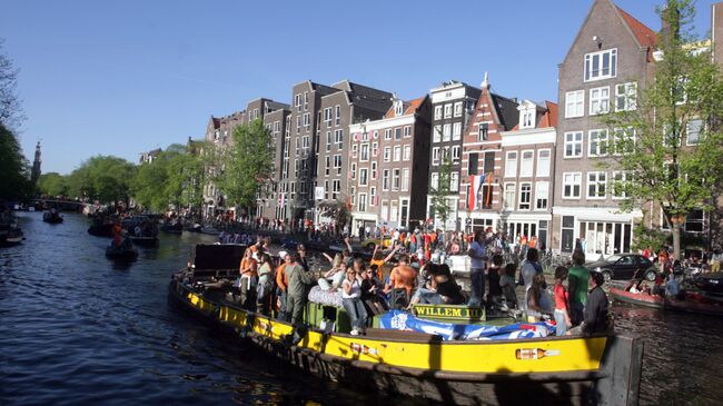 Круиз по каналу в Амстердаме в честь празднования Дня королевы
