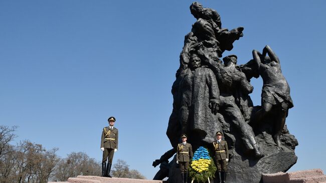 Церемония возложения цветов в Международный день освобождения узников фашистских концлагерей у мемориала памяти погибших в Бабьем Яру. 11 апреля 2018