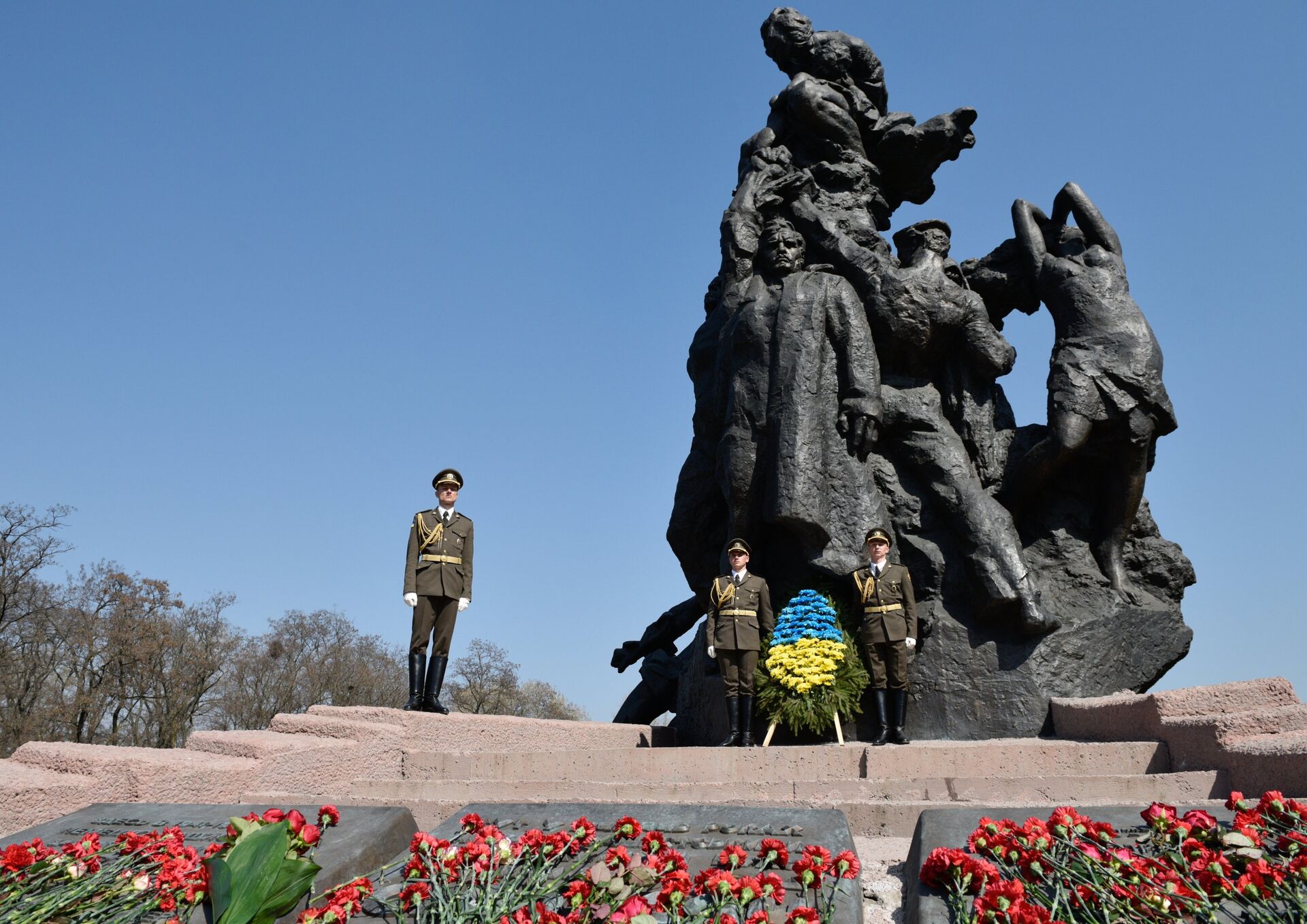 Церемония возложения цветов в Международный день освобождения узников фашистских концлагерей у мемориала памяти погибших в Бабьем Яру. 11 апреля 2018 - РИА Новости, 1920, 08.08.2021