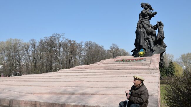 Мужчина в Международный день освобождения узников фашистских концлагерей у мемориала памяти погибших в Бабьем Яру. 11 апреля 2018