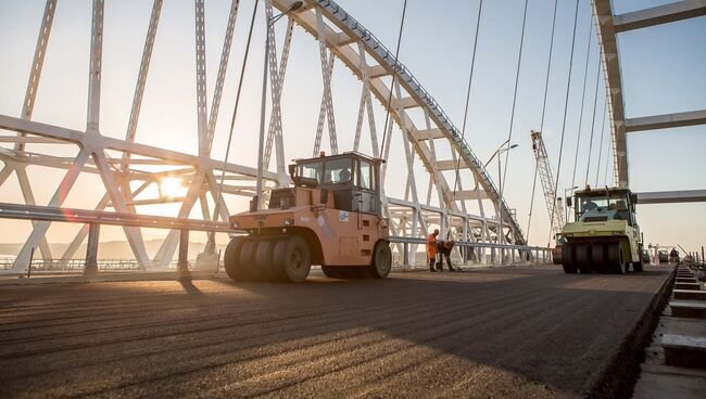 Укладка асфальтобетона на автодорожной арке Крымского моста