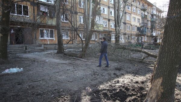 Последствия обстрела района в Донецке. Архивное фото