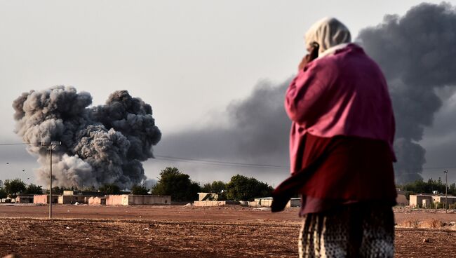 Дым после авиаудара сил коалиции в Сирии