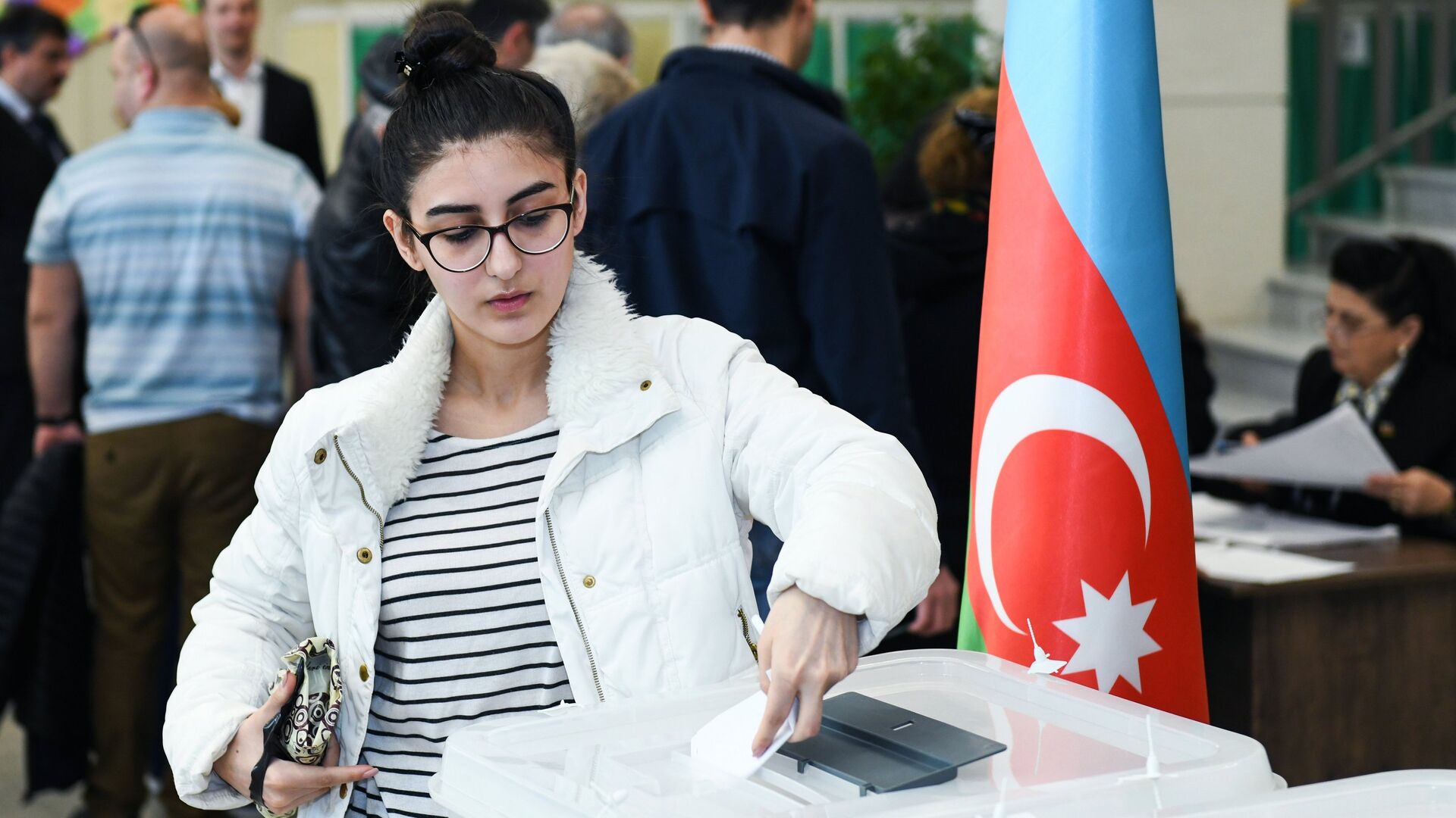 Девушка голосует на выборах президента Азербайджана на избирательном участке в Баку - РИА Новости, 1920, 07.02.2024
