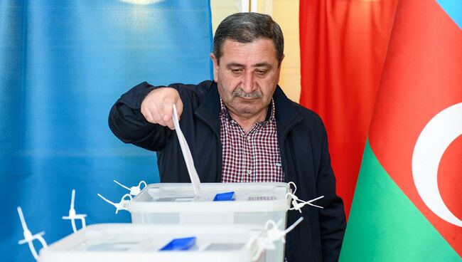 Мужчина голосует на выборах президента Азербайджана на избирательном участке в Бак
