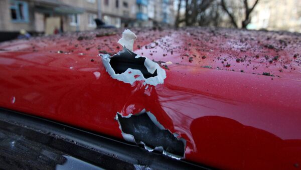 Повреждения автомобиля после ночного обстрела в Донецке. 11 апреля 2018
