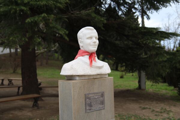 Памятник Гагарину на территории детского лагеря Хрустальный.