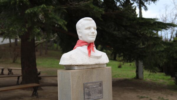 Памятник Гагарину на территории детского лагеря Хрустальный.