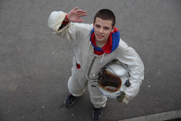 Артековец лагеря Морской Сергей Мезенцев в костюме космонавта