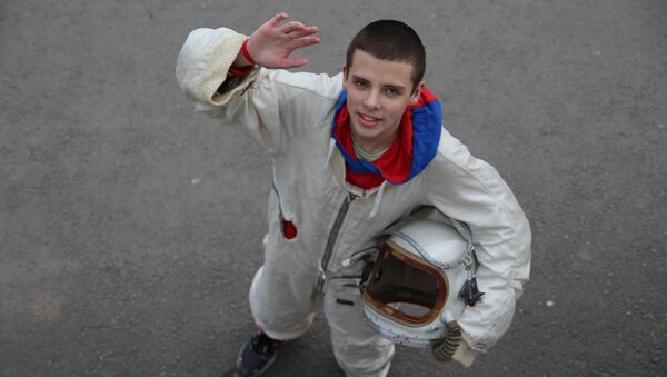 Артековец лагеря Морской Сергей Мезенцев в костюме космонавта
