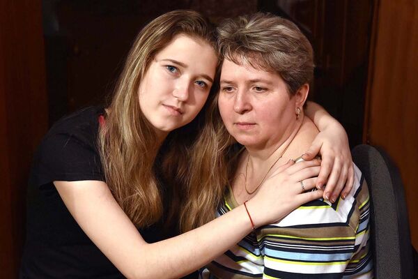 После больницы Полина совсем упала духом, перестала верить врачам, которые говорили ей, что спина стала ровнее и убеждали, что болей быть не должно После больницы Полина совсем упала духом, перестала верить врачам, которые говорили ей, что спина стала ровнее и убеждали, что болей быть не должно