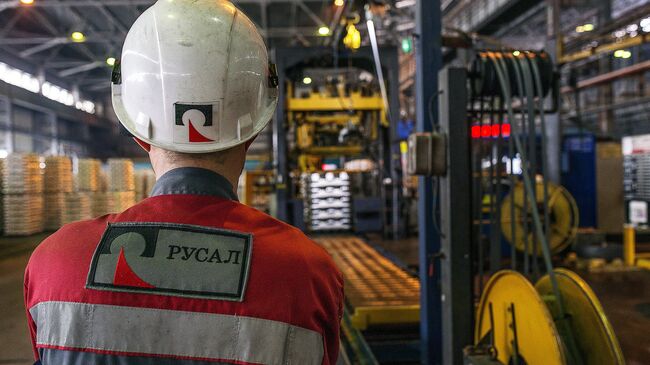 Сотрудник компании Русал во время работы