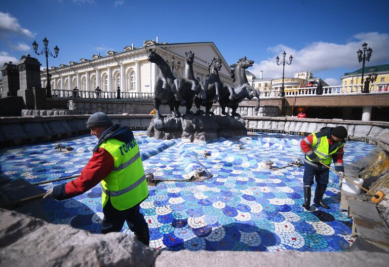 Сотрудники Гормоста производят промывку фонтана Времена года на Манежной площади в Москве