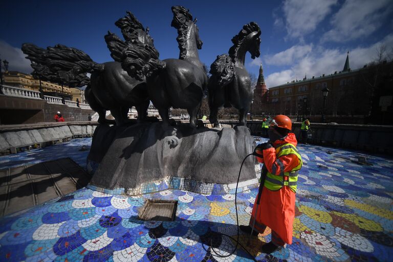 Сотрудник Гормоста у фонтана Времена года на Манежной площади
