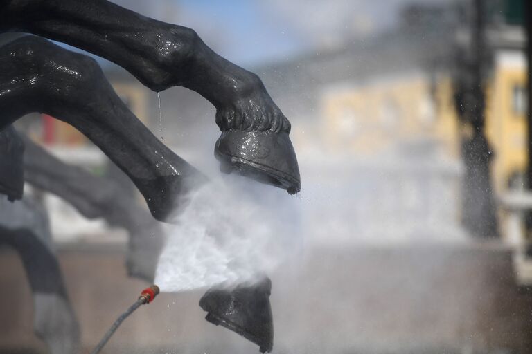 Промывка фонтана Времена года на Манежной площади в Москве